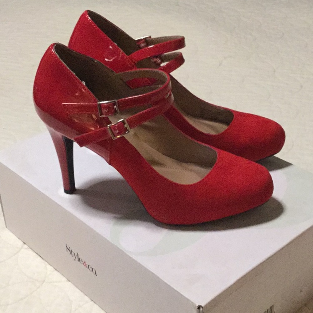Red suede/patent leather pumps